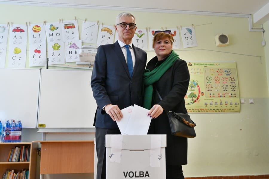 Leadták a voksaikat az elnökjelöltek, a jelenlegi államfő Bazinban élt alkotmányos jogával