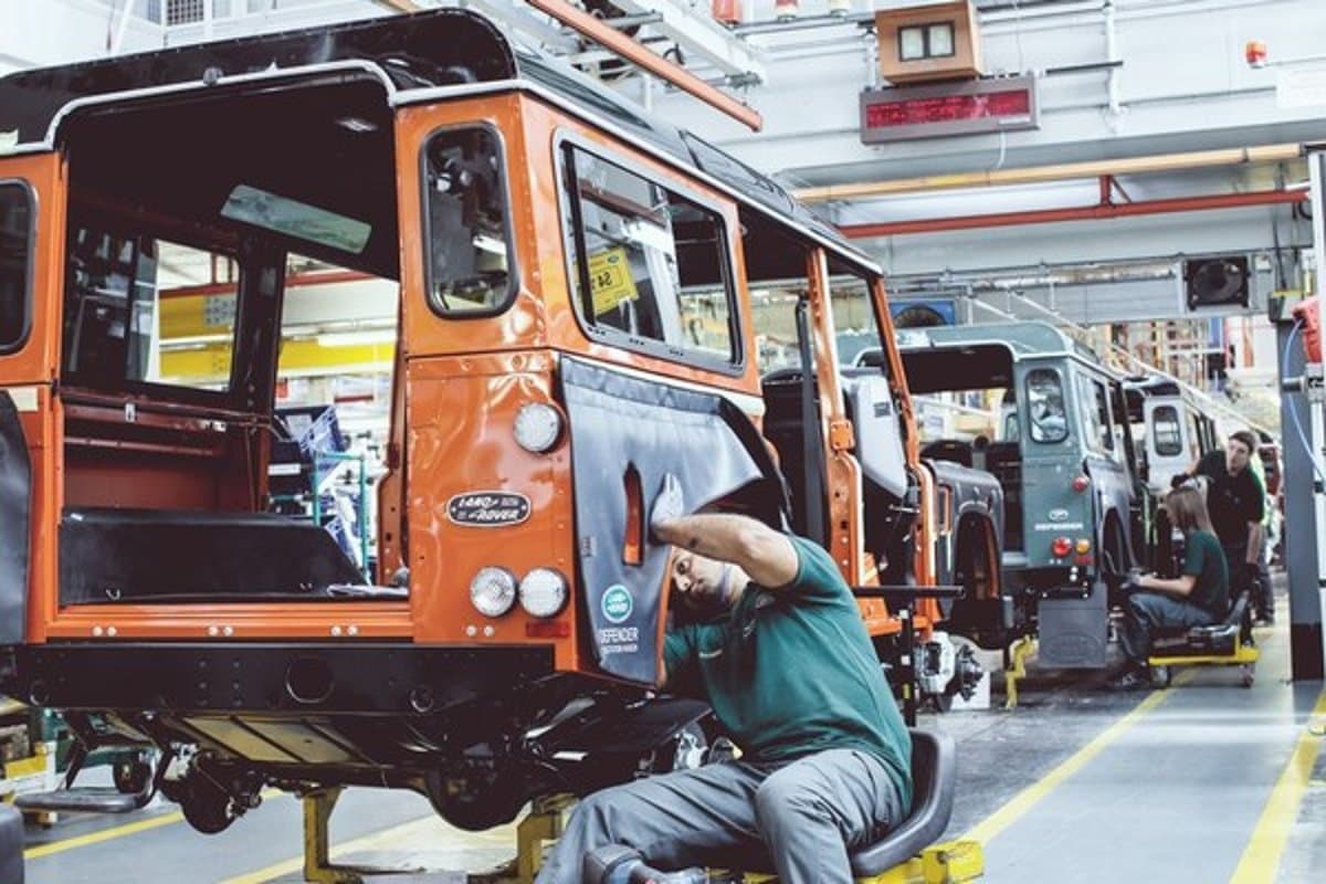 Komoly munkaerőhiány léphet fel a nyitrai Jaguar Land Rover megépítése után