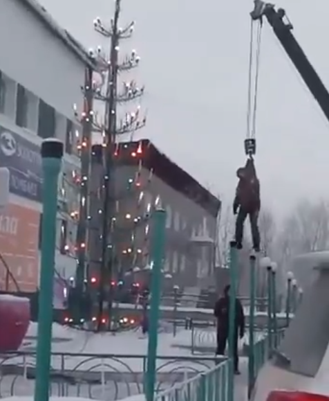 Ez nem kivégzés, csak az oroszok a "legújabb" technikával díszítik fel a köztéri karácsonyfájukat (VIDEÓ)
