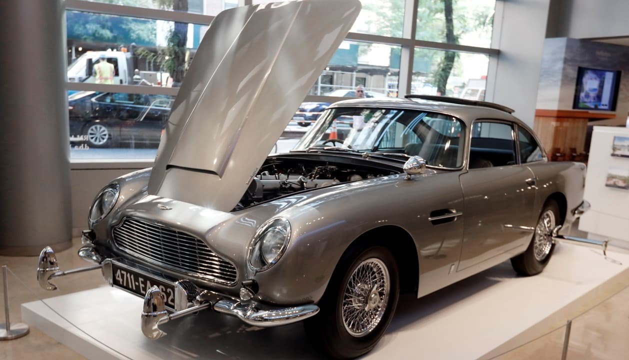 Több mint hatmillió dollárért árverezték el James Bond ezüstszürke Aston Martin sportkocsiját
