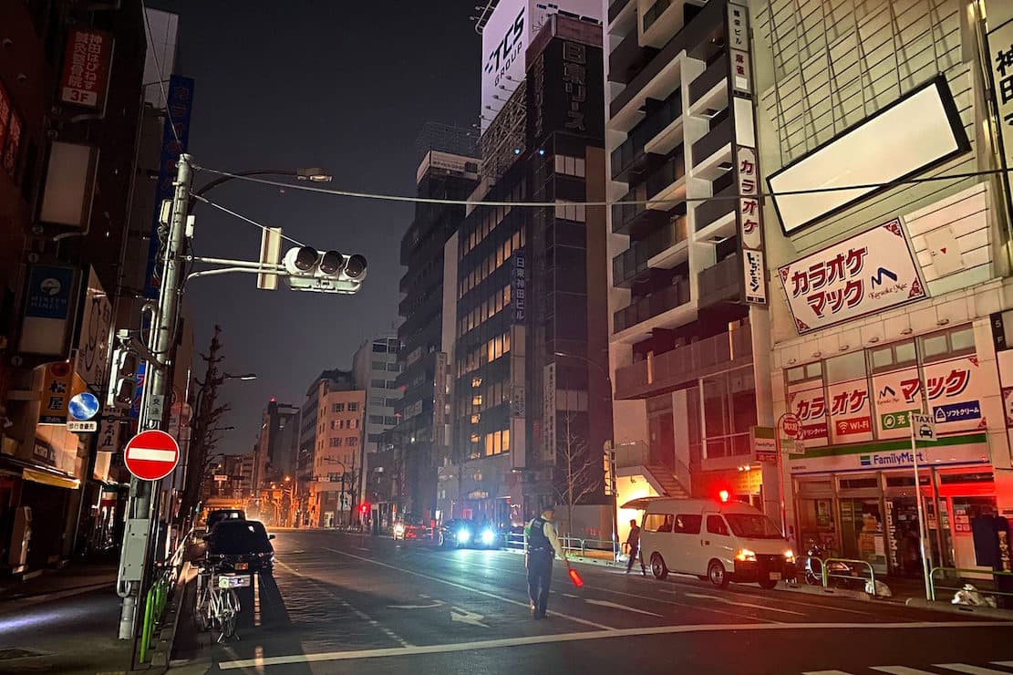 Erős földrengés rázta meg Japánt, a szuperexpressz vonalán kisiklott egy szerelvény nagyjából száz utassal