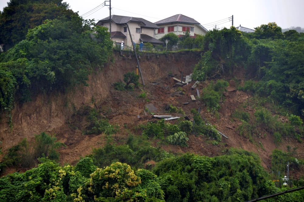Lakóházakat döntött romba egy földcsuszamlás Japánban