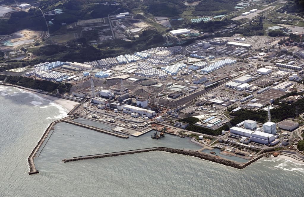 Japán megkezdte a fukusimai atomerőmű hűtővizének óceánba engedését