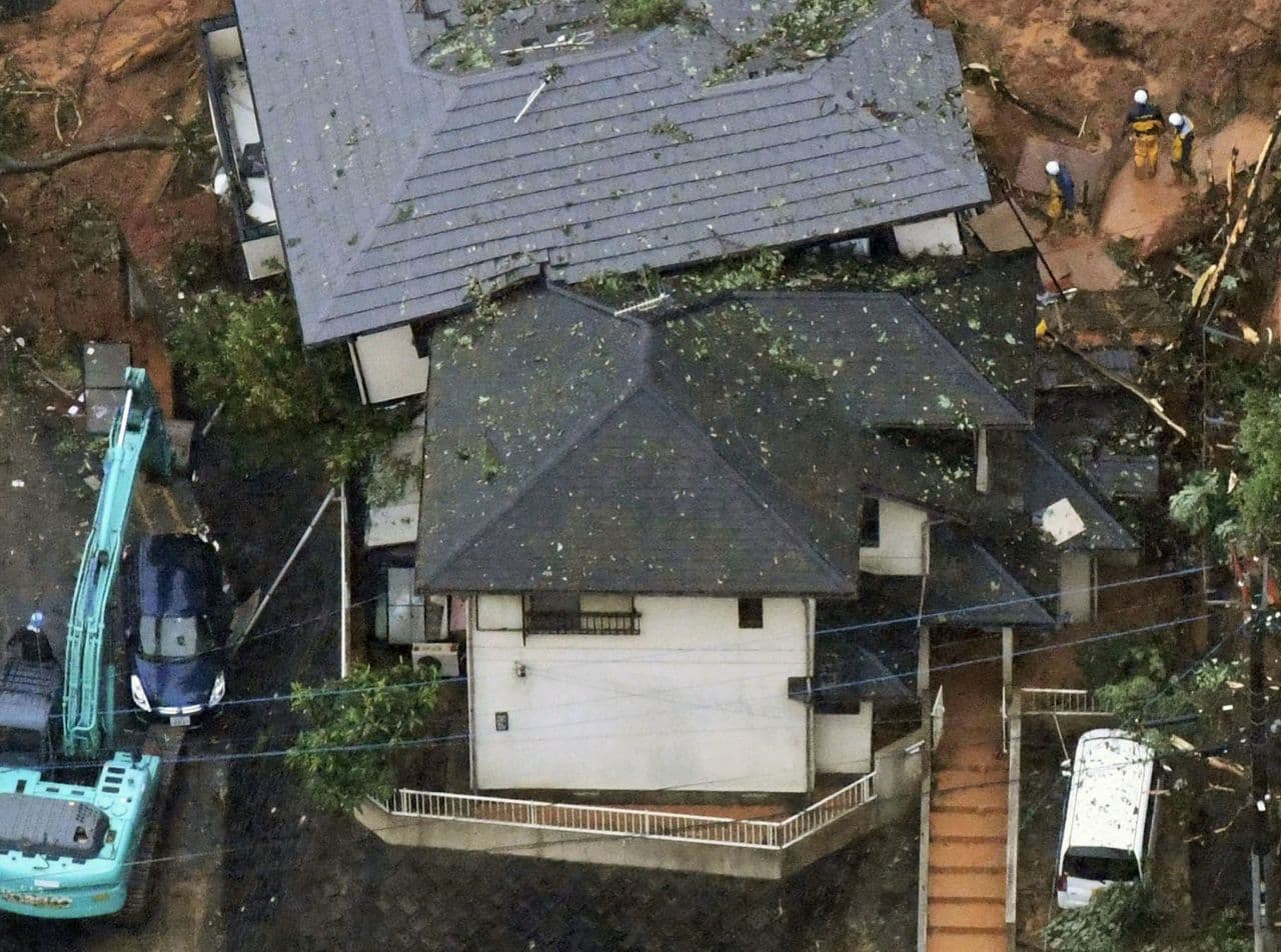 Már legalább száz halálos áldozata van a heves esőzéseknek Japánban