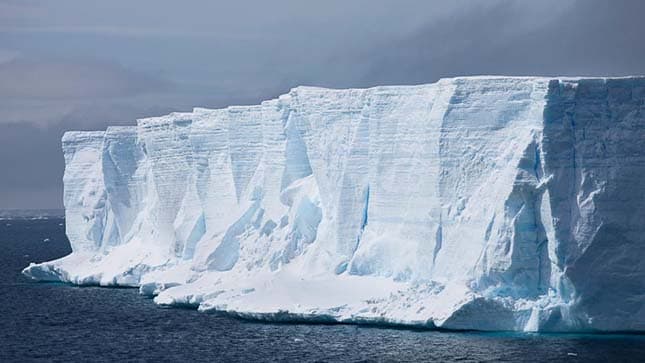 Szokatlanul sok jéghegy sodródik az Atlanti-óceán északi részén