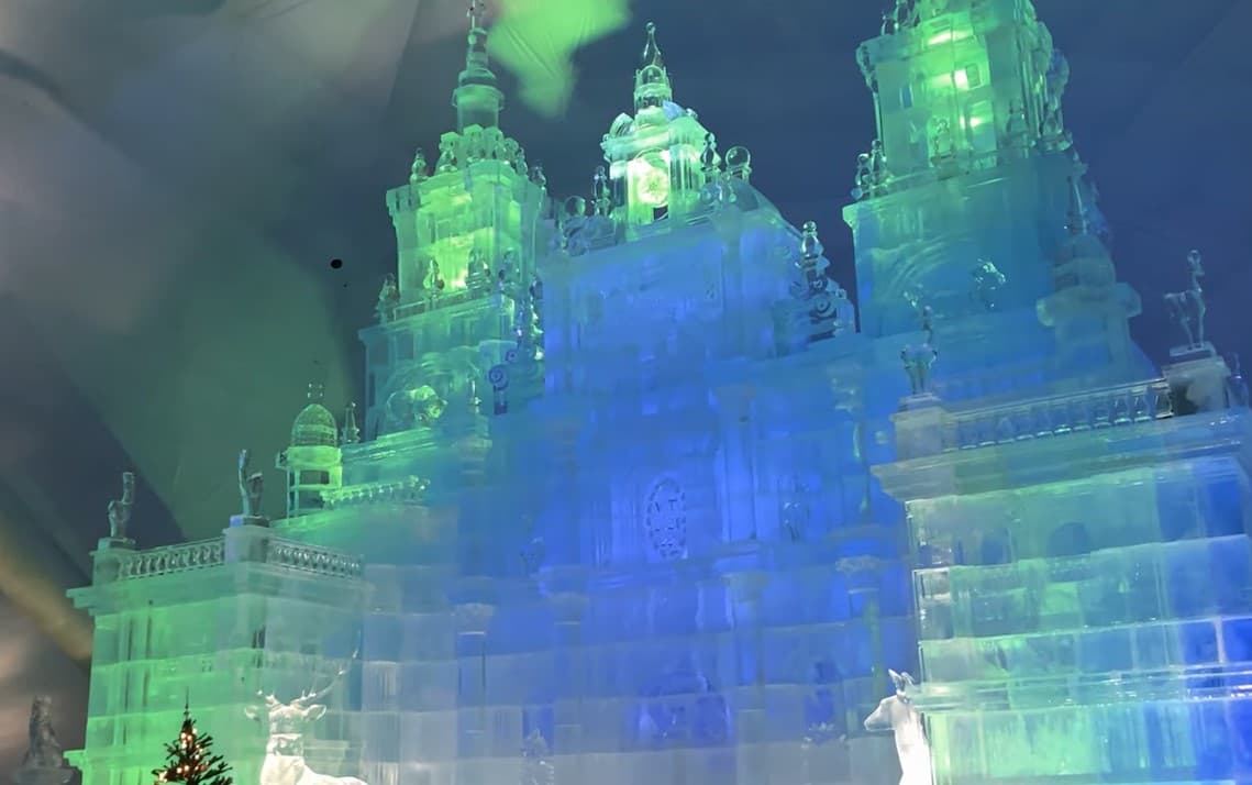 Jégvarázs a Magas-Tátrában: 10 kamionnyi jégből faragták ki a katedrálist (VIDEÓ)