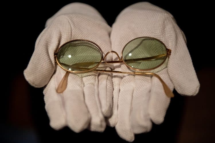 A becsült ár húszszorosáért árverezték el John Lennon napszemüvegét