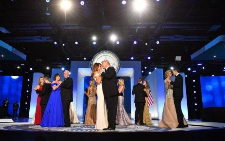 Az új amerikai elnök és felesége három bált nyitott meg táncával (videó)