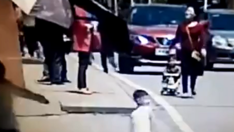 BORZALOM: Leesett játékáról a gyerek, áthajtott rajta az autó (videó) 18+