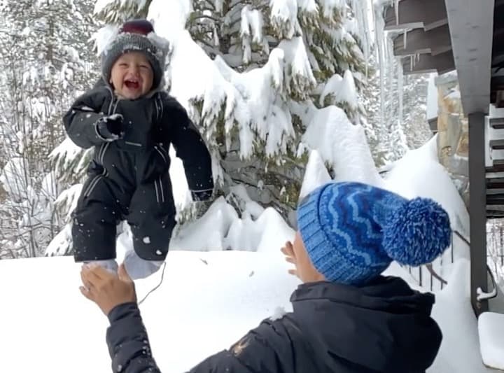 Kiverte a biztosítékot a bajnok sízőnő videója, amin másfél méteres hóba dobálja a gyerekét 