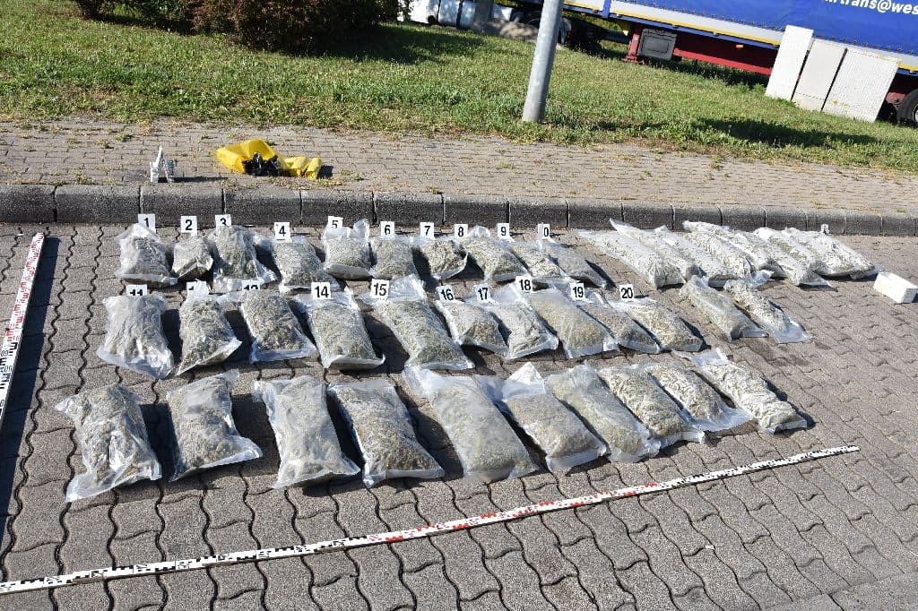 Több mint 50 kilogramm marihuánát találtak egy kamionban a magyar vámosok – FOTÓK 