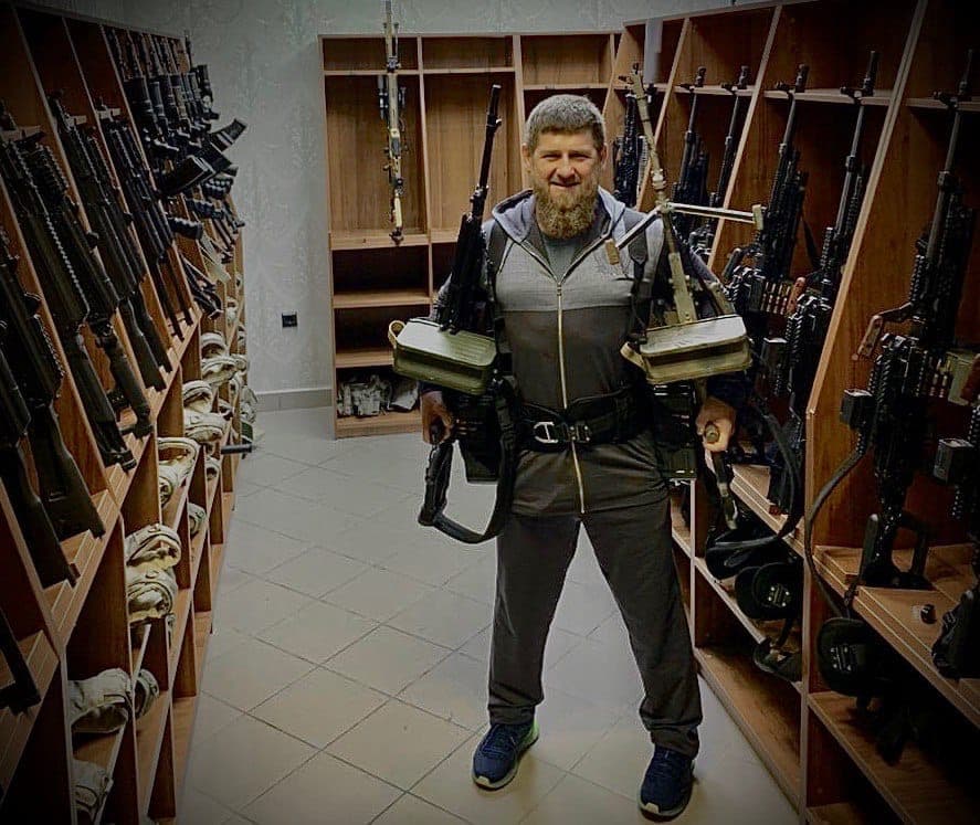 Hülyéskedik a csecsen atyaúristen az amerikai külügyminiszterrel, közben meg golyószórókkal pózolgat