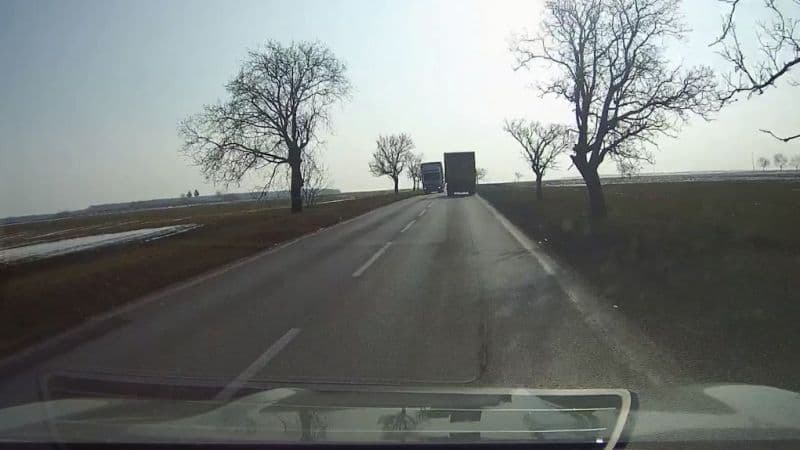 Az autósok rémálma vált valóra egy vétlen sofőrnél (videó)