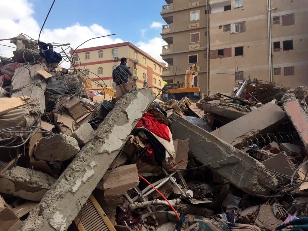 Legalább 18-an meghaltak, mikor egy lakóház összeomlott Kairóban