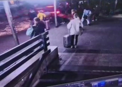 VIDEÓ: Brutális sebességgel rohant az emberek közé, térfigyelő kamera rögzítette a pozsonyi tragikus balesetet