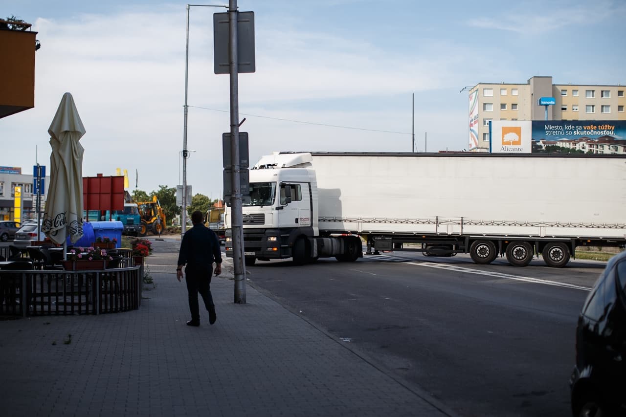 Hé, kamionosok: Aki Galánta felől bejön Szerdahelyre, mehet vissza Tőkésig