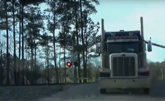 Úgy rántja magával a kamiont a tehervonat, mintha egy darab rongy lenne (videó)