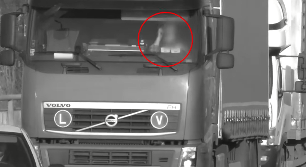Ilyet még biztosan nem látott! Nem mindennapi módszerrel vették célba a kamionosokat a rendőrök (VIDEÓ)