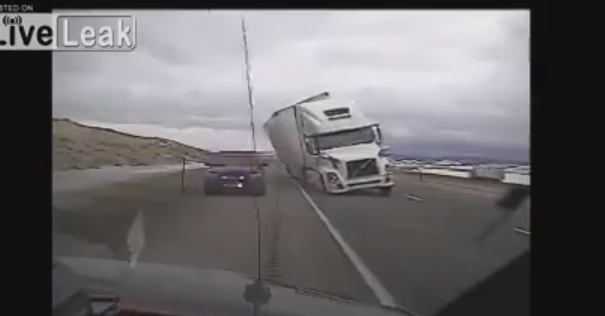 Rendőrautóra borította a hatalmas kamiont az erős szél (videó)