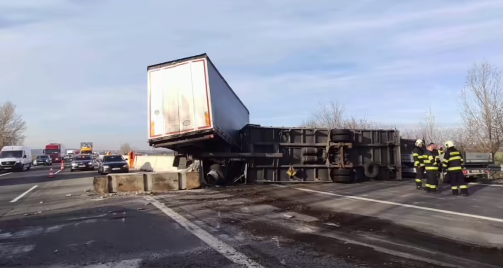 Latartolta a kamion a sávelválasztó betonkorlátot, videón a rémisztő baleset
