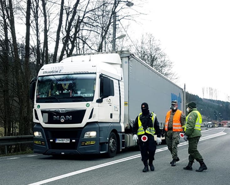 A munkáltatók szakszervezete elutasítja a rendeletet, miszerint a kamionosok csak teszttel mehetnek Németországba