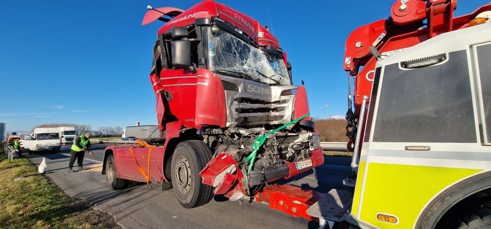SÚLYOS BALESET: Mentőhelikopterrel szállították kórházba az egyik kamionsofőrt