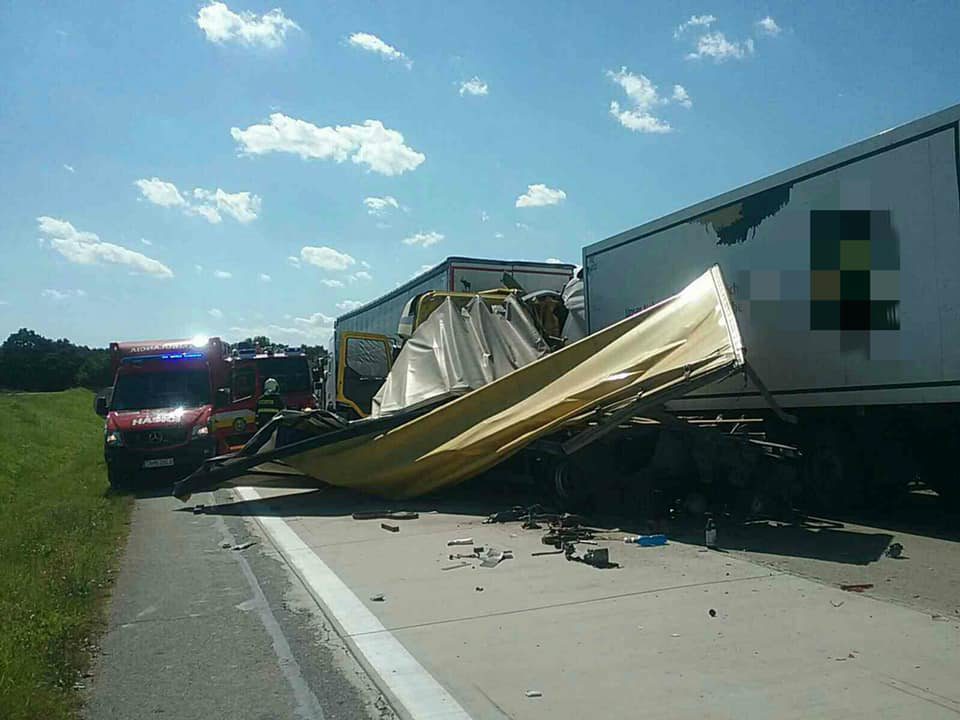 SÚLYOS BALESET: Két tehergépkocsi zúzott szét egy harmadikat!
