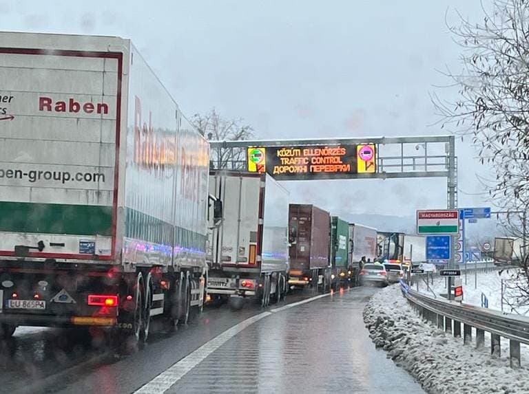 Elkezdődött a kamionblokád a szlovák-ukrán határon, gondok a szlovák-magyar határon is!