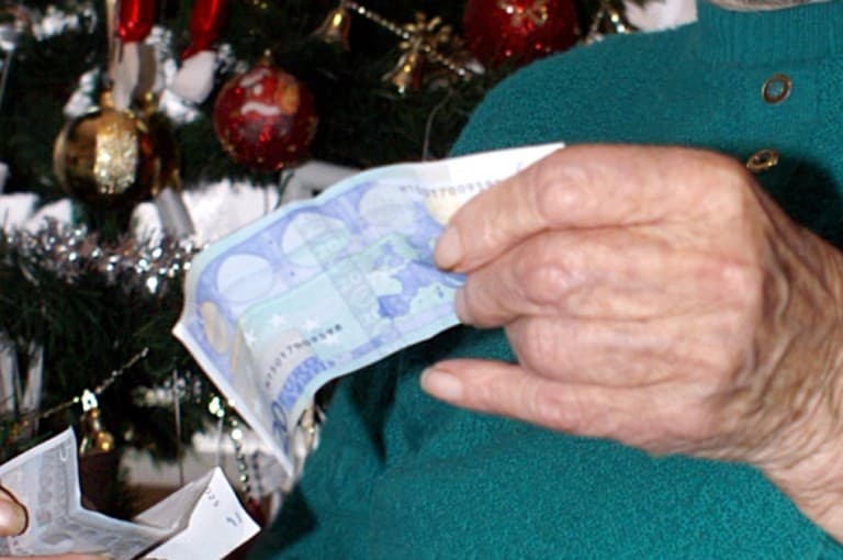 Duplájára növekszik a karácsonyi nyugdíj-kiegészítés összege
