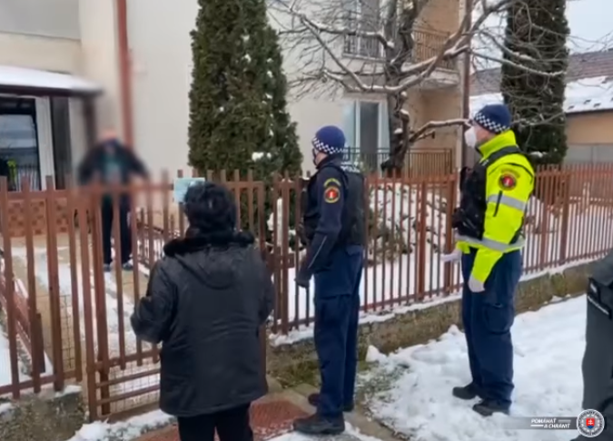 Valaki csengetett! A házi karantén betartását ellenőrizték a rendőrök (VIDEÓ)