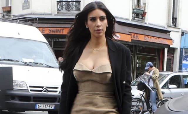 Kim Kardashian megmutatta leégett melleit (VIDEÓ)