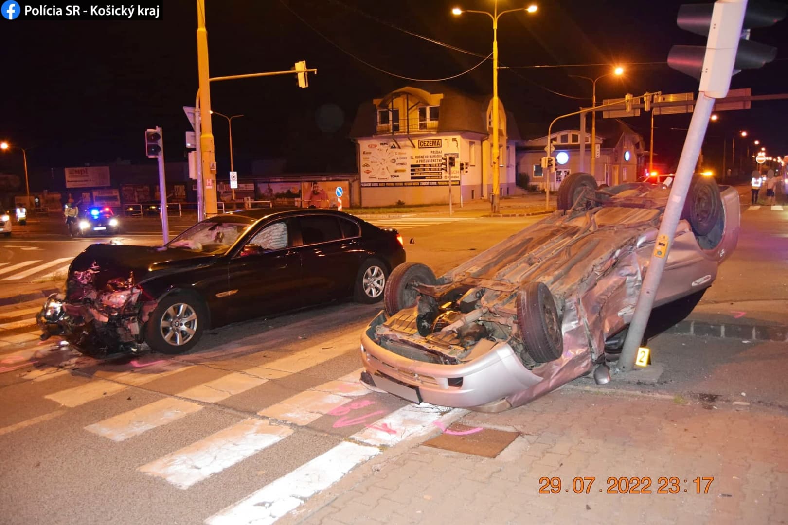 BALESET: Kihajtott a BMW a főútra, tetejére borult kocsijával a magyar sofőr