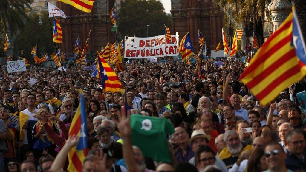 Tízezrek vonultak utcára Spanyolország egységéért Barcelonában