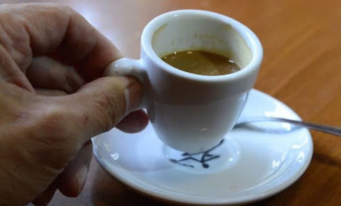 Egyre drágább egy csésze kávéval kezdeni a reggelt, egy friss elemzés szerint kezd luxuscikké válni a termék