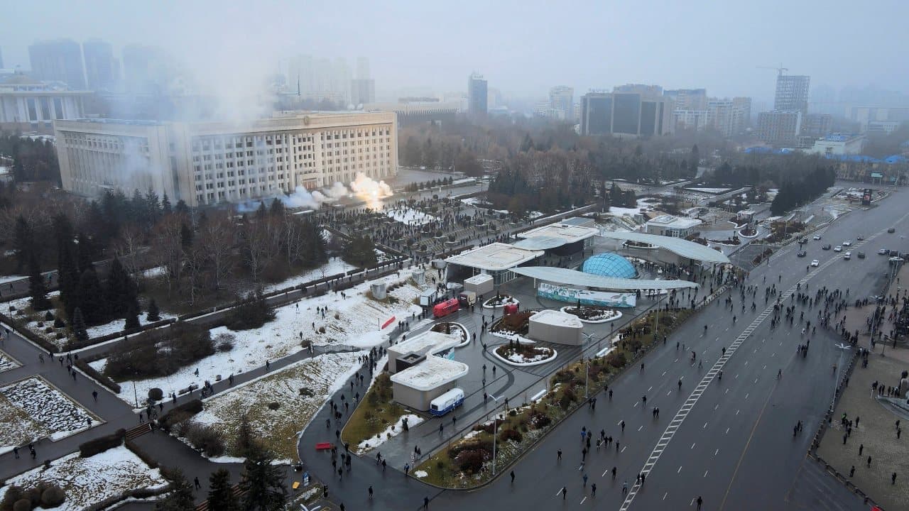 A katonák tüzet nyitottak azokra, akik feltételezésük szerint a zavargásokat szítják Almatiban