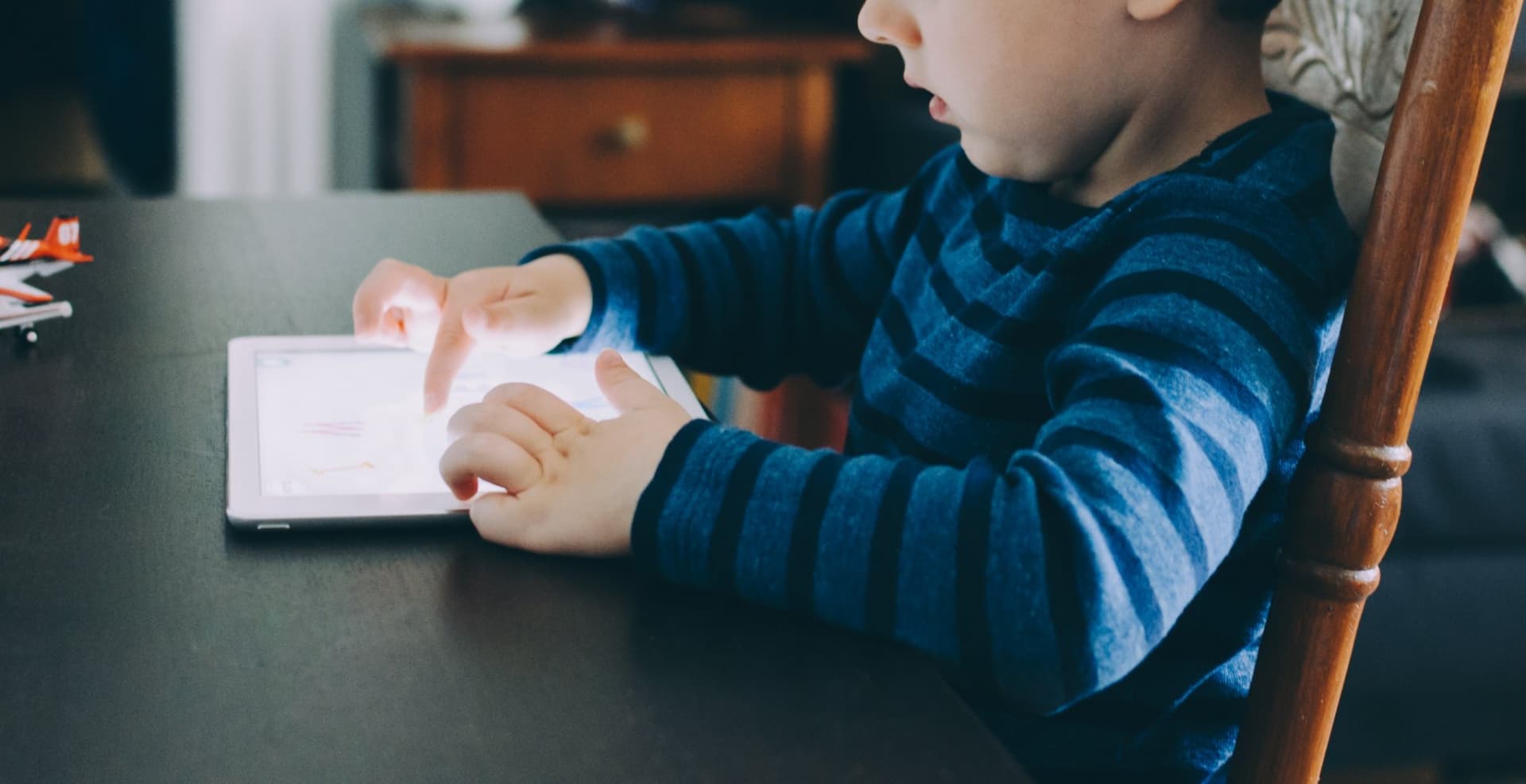 Aggasztóan sok időt töltenek digitális készülékek kijelzők előtt a kisgyerekek