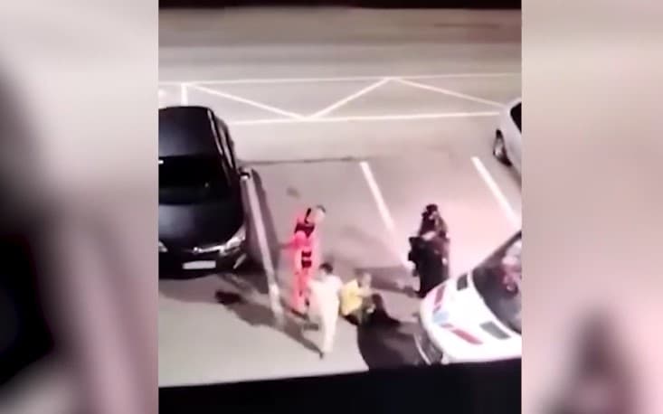 Rendőri brutalitás Somorján? Földön ülő férfi kapott egy pofont, miközben együttműködött! (Videó)