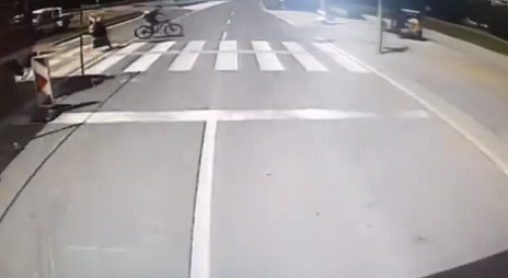 Az utolsó pillanatban hajtott ki a busz elé a kerékpáros... (videó)