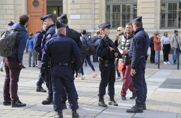 A francia belügyminiszter elismert "hiányosságokat" a párizsi késelés kapcsán, de nem mond le