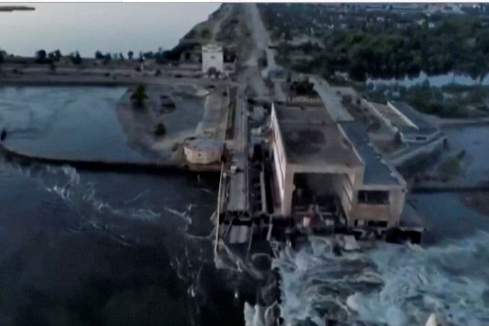 Így sodor el az áradat komplett házakat, miután az oroszok felrobbantották a tíz balatonnyi víztározó gátját (VIDEÓK)