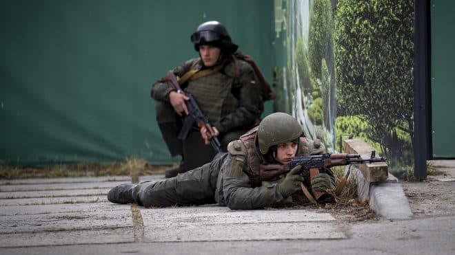 Tüzérségi támadás zaja, puskaropogás hallatszott Kijev kormányzati negyedének közelében szombat reggel