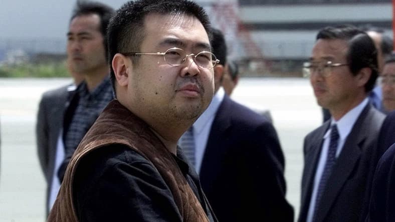 Egy gyanúsítottat szabadon engedtek Kim Dzsong Un féltestvérének meggyilkolása ügyében