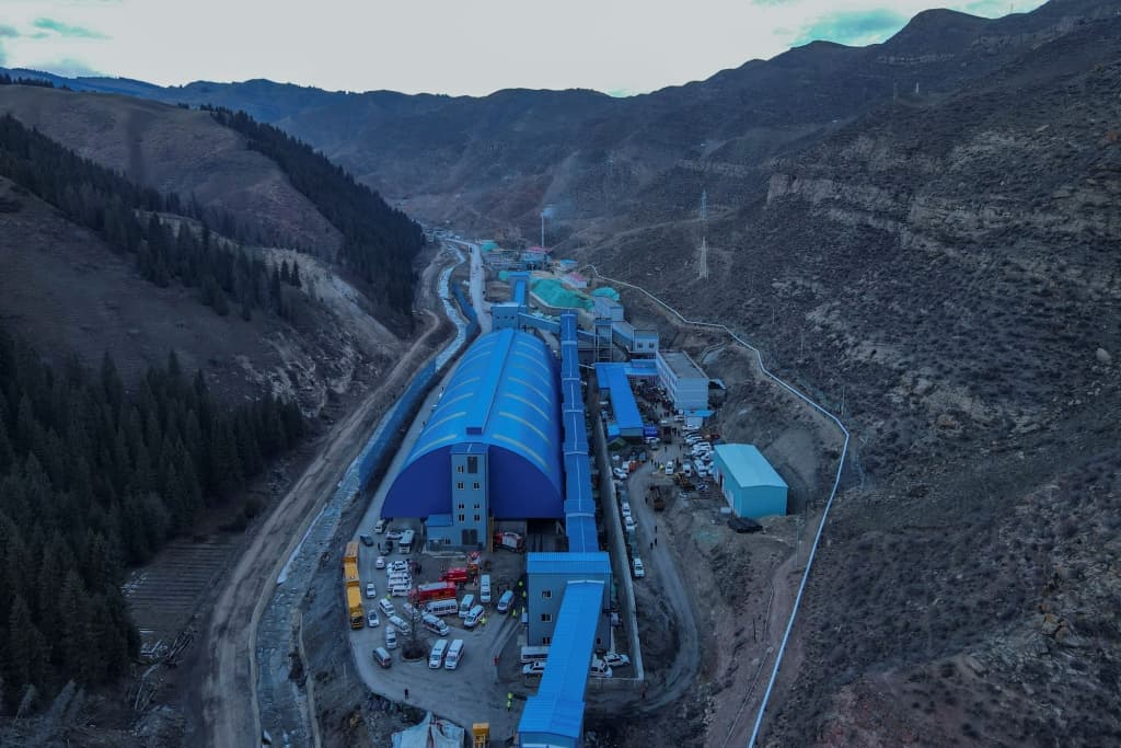 Huszonegy bányász rekedt 1200 méter mélyen egy kínai bányában