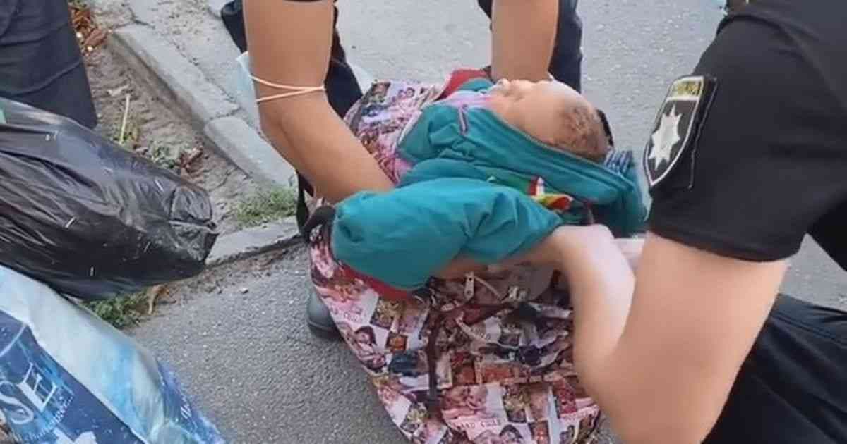 ŐRÜLET: Szatyorba bújtatva vitte „sétálni” egyhetes kisbabáját egy nő – VIDEÓ 