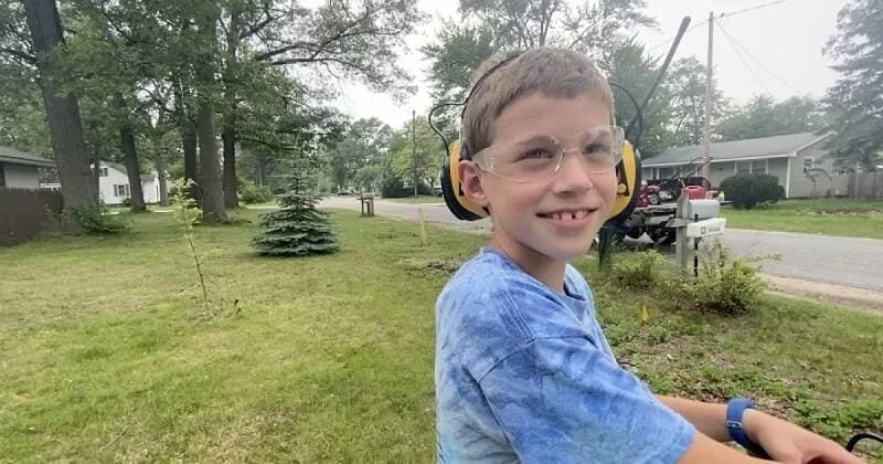 Hihetetlenül cuki gesztus egy 8 éves kisfiútól: azzal tölti a nyarát, hogy veteránoknál, időseknél és fogyatékkal élőknél nyírja a füvet (VIDEÓ)