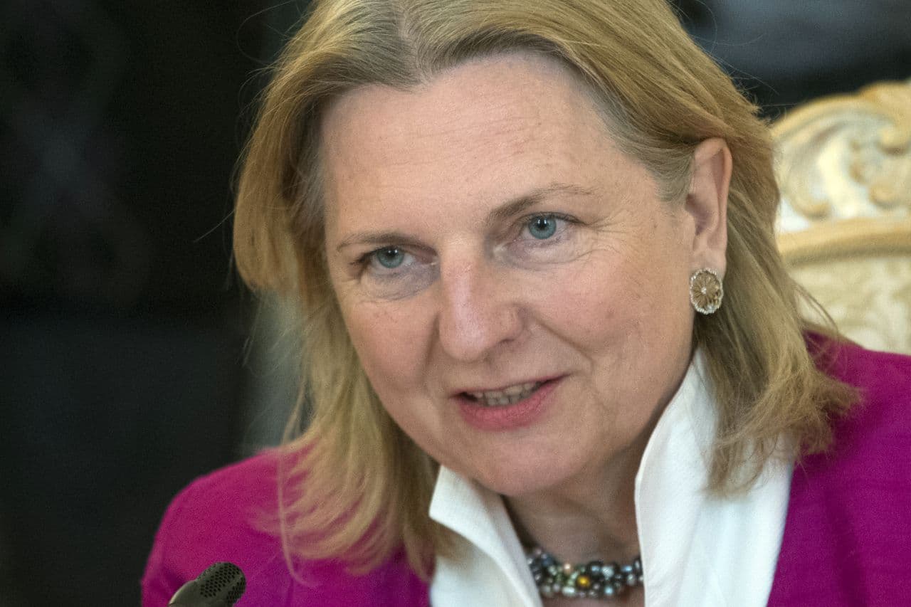 Lemondásra szólították fel az osztrák külügyminisztert, amiért Putyint is elhívta a lagzijára