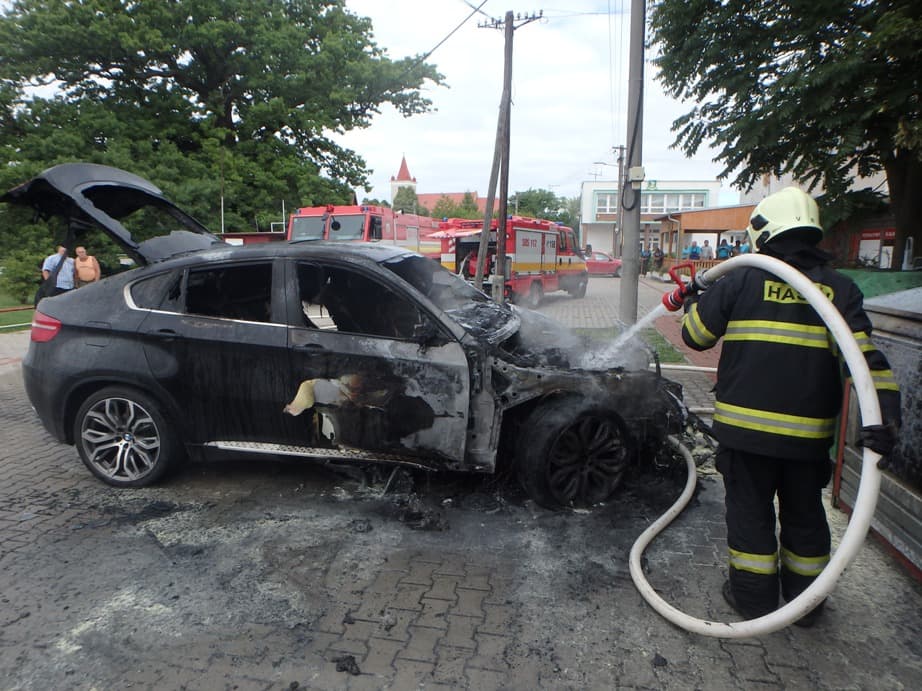 Három autó lángokban állt Érsekújvárban!