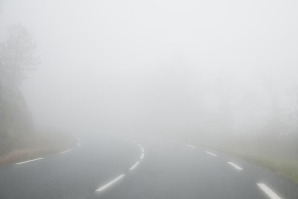 VIGYÁZAT: Köd nehezítheti a közlekedést!