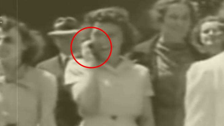Léteznek időutazók? Kiderült, hogy ki az 1930-as években készült filmfelvételen látható nő, aki állítólag egy mobiltelefonba beszél (VIDEÓ)