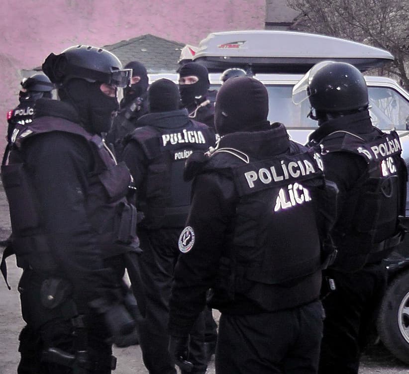 Rendőrségi akció: Le akarták fizetni a tanúkat, a NAKA lecsapott rájuk